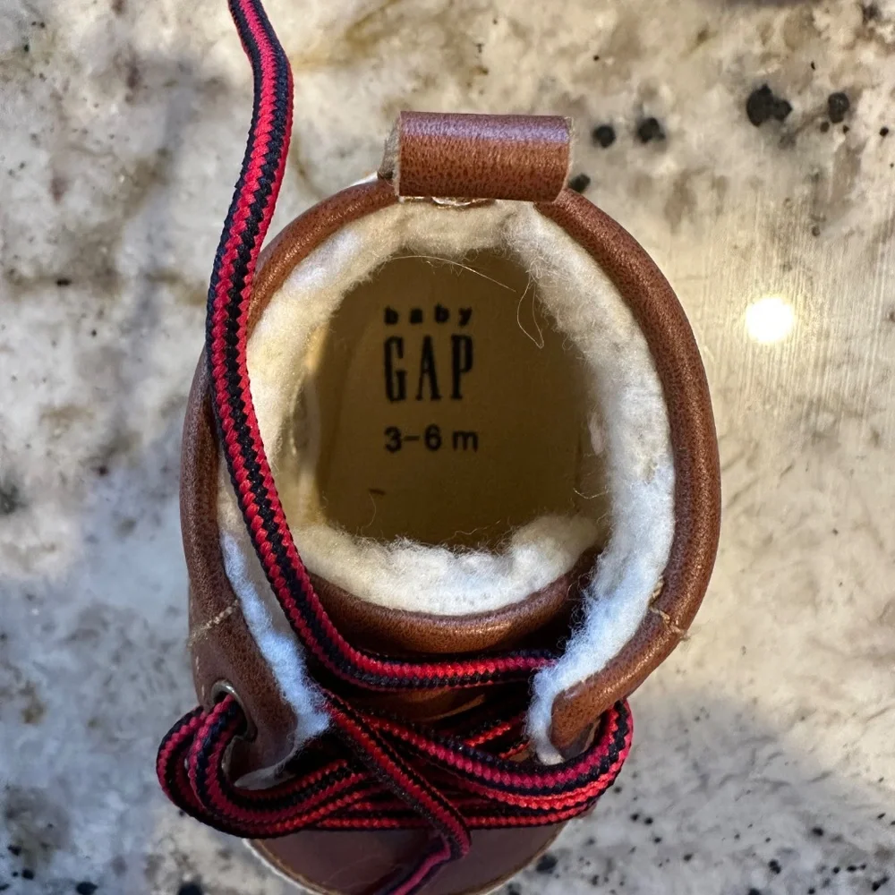 *BRAND NEW WITHOUT TAGS/NEVER WORN* baby Gap 3-6 month Sherpa Baby Chukka Boots